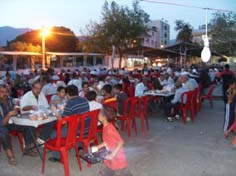 Binlerce kişi aynı sofrada iftar açtı
