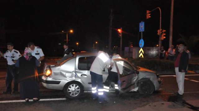 Düğün sonrası kavşakta kaza: 9 yaralı