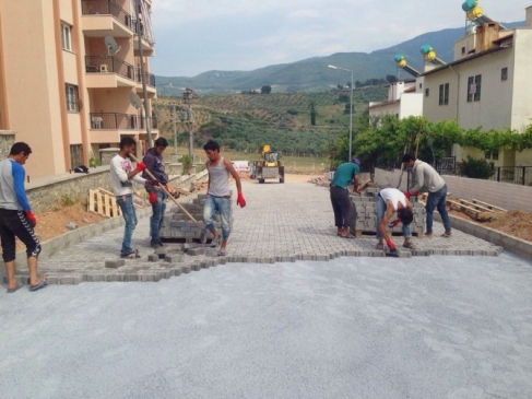 Yol yapımı ve kaldırım çalışmaları sürüyor