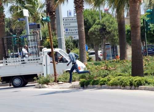 Polisten kaçtı ama duyarlı vatandaşlardan kaçamadı