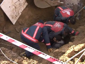 Göçük altında kalan işçi ağır yaralandı