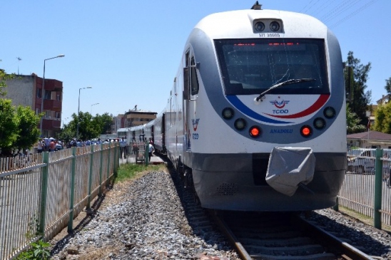 Tren raylarına yatarak intihara teşebbüs etti