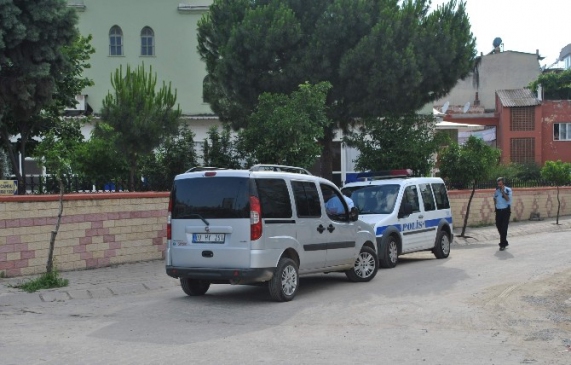 Hırsızlar Ramazan dinlemedi caminin önündeki aracı soydu