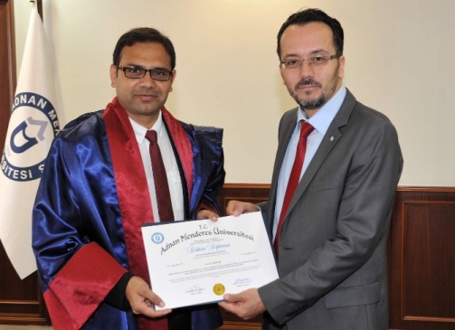 ADÜ'nün ilk yabancı doktora mezunu Ejaz Ahmad oldu‏
