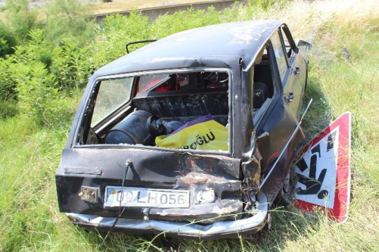 Tır şoförü dalınca otomobil 100 metre uçtu