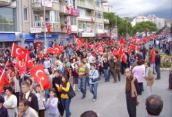 50 BİN KİŞİ TERÖRÜ LANETLEDİ