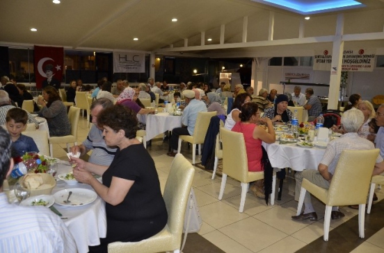 Kuşadası'nda Şehit Aileleri ve Gazilere anlamlı iftar yemeği