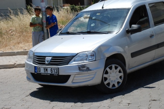 Didim'de iki sürücünün kovalamacasında kaza kaçınılmaz oldu