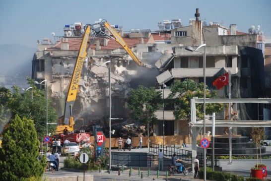 Aydın Vakıflar yeni binası için yıkım çalışmaları başladı