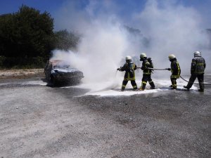 İTFAİYEDEN ARAÇ YANGINI SÖNDÜRME TATBİKATI