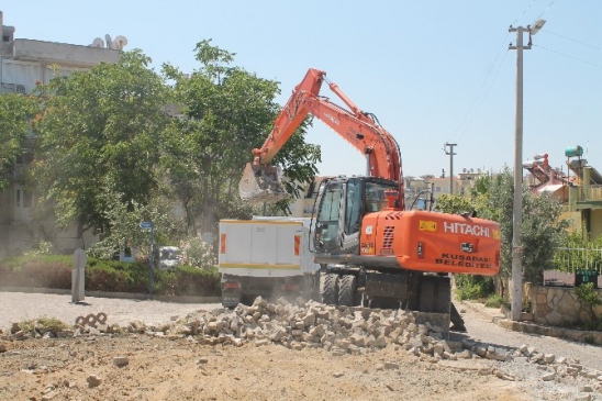 Kuşadası'nda yol ve kaldırım çalışmaları sürüyor