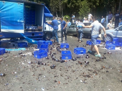 Kuşadası'nda bira taşıyan kamyon yaya ve araçlara çarptı