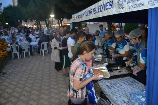 Nazilli'de Büyükşehir iftar çadırına büyük rağbet