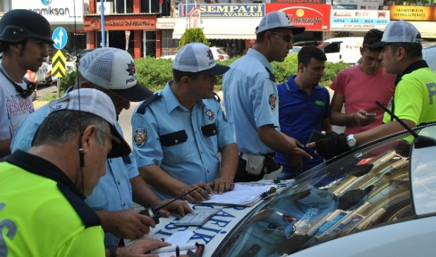 Trafik polisleri kurallara uymayan gençleri affetmedi