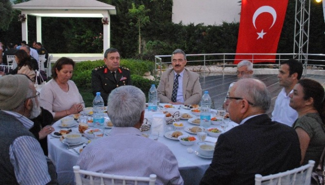 Aydın Valiliği şehit aileleri ve gazilere iftar yemeği verdi