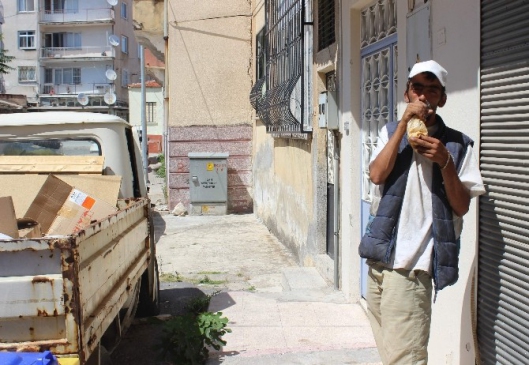 Umut'un kaybolan umuduyla yaşamaya çalışmasının fotoğrafı