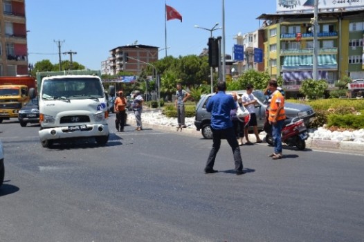 Temizlik aracı kırmızı ışıkta duran otomobile çarptı