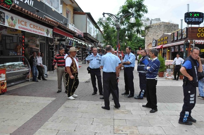 Kuşadası'nda zabıta ile esnaf tartışması kavga ile bitti