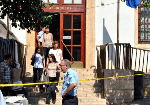 Bankada bomba paniği