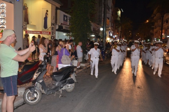 Kuşadası sokaklarında bando coşkusu