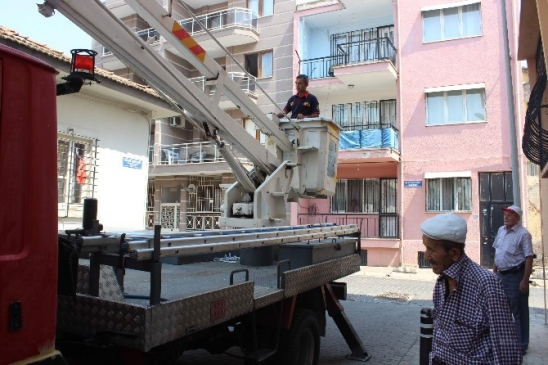 Biri içeride diğeri dışarıda mahsur kalan yaşlı ve özürlünün imdadını itfaiye yetişti