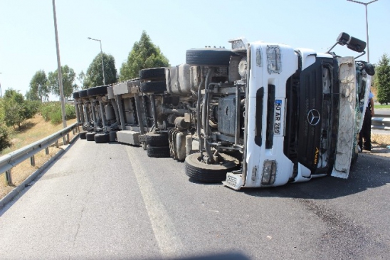Pamuk Yüklü Tir Otoban Çıkışında Devrildi Sürücü Hafif Yaralandı