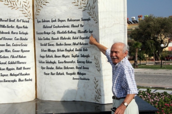 Muzaffer İzgü Yazarlar Anıtını ziyaret etti
