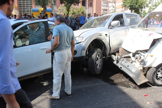 Araçlar birbirine girdi karayolu savaş alanına döndü
