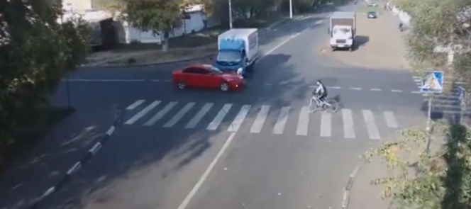 Bisikletli adam kazada şans eseri hayatta kaldı