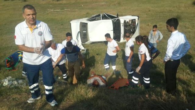 Otomobil tarlaya yuvarlandı: 2 yaralı