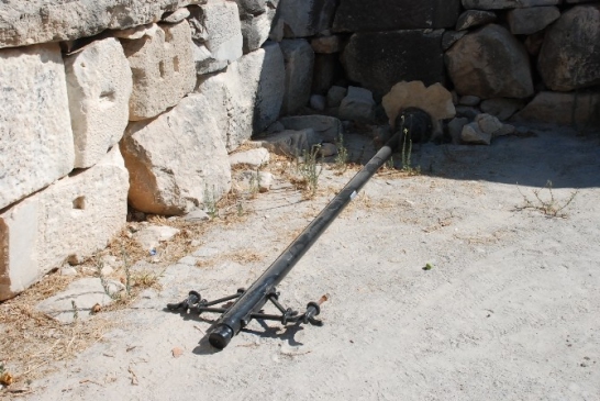 Apollon Tapınağı'nı aydınlatan direkler tahrip edildi