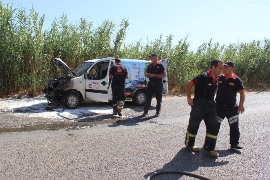 Servis aracı aniden alev alıp yandı