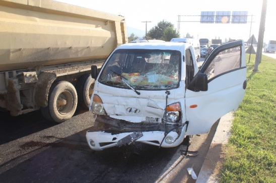 Otobüse çarpan kamyonetin sürücüsü ağır yaralandı