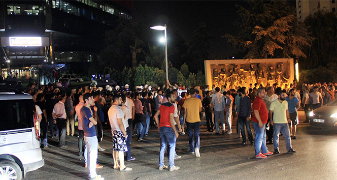 Hürriyet Gazetesi önünde protesto