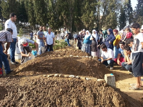 Kazada hayatını kaybedenler yan yana toprağa verildi