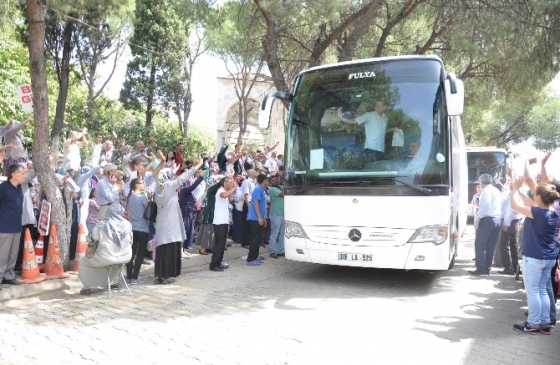 Aydınlı hacı adayları kutsal topraklara dualarla uğurlandı