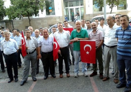 Aydın'da kamu çalışanları şehitleri anarak mesaiye başladı