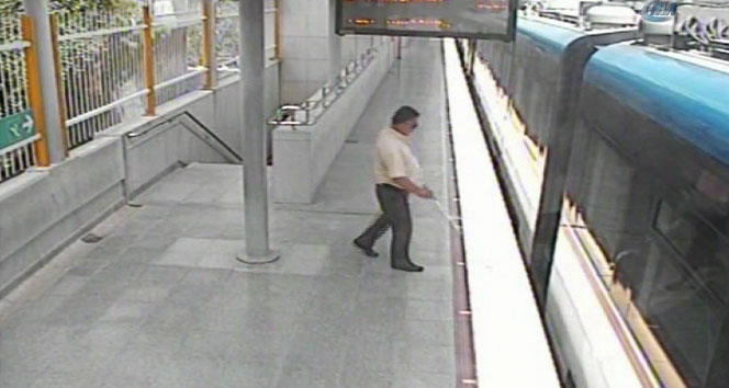 Görme engelli iki vagon arasını kapı sanınca...
