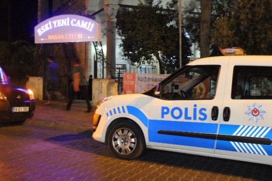 Kafadarları polis namazda yakaladı