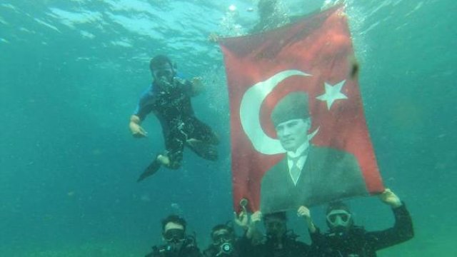 Deniz altında bayrak açıp, şehitleri andılar