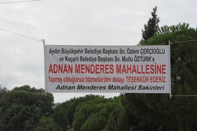 Adnan Menderes mahallesi sakinlerinden başkanlara pankartlı teşekkür