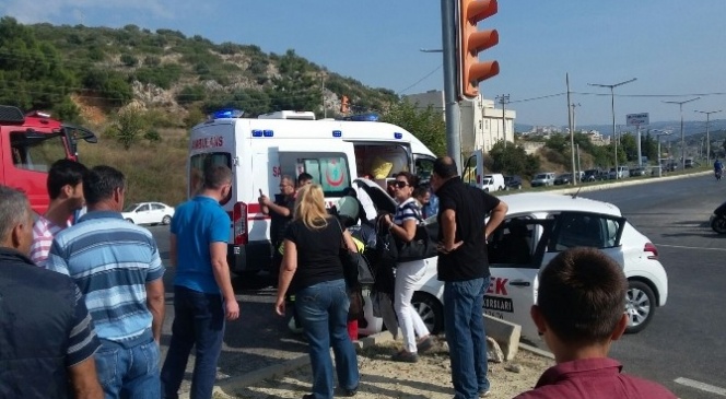 Tarım işçilerini taşıyan otobüs sürücü adayının aracına çarptı: 5 yaralı