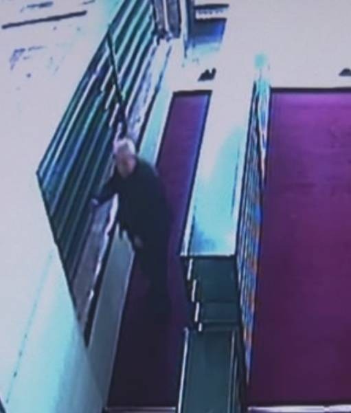 Camilerden ayakkabı çalan yaşlı hırsız yakalandı