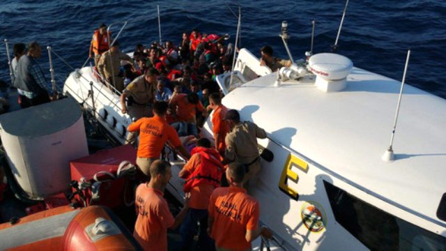 Kuşadası Körfezi'nde kaçakları taşıyan bot battı: 15 kayıp