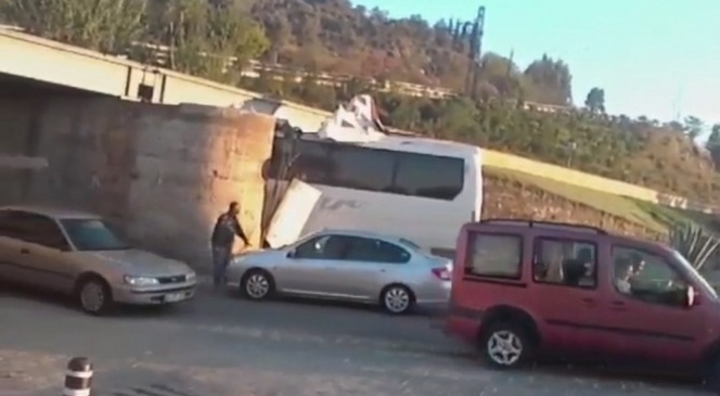 Otobüs alt geçide sıkıştı