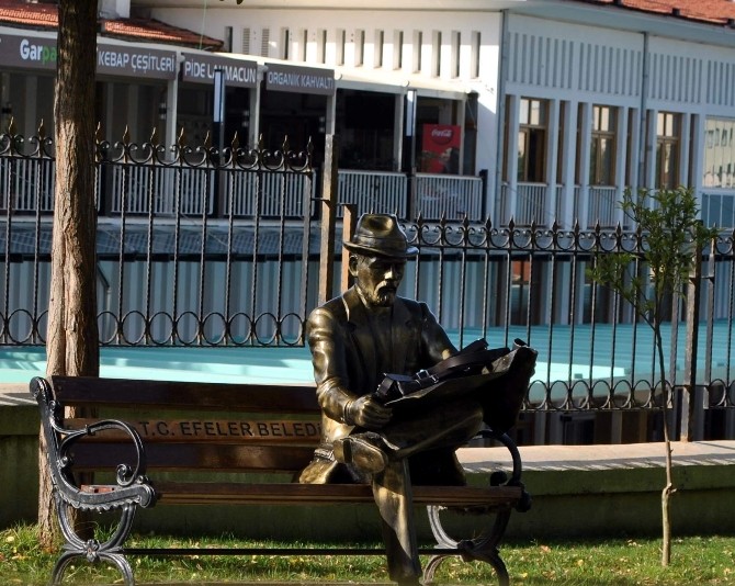 Heykelin kucağında unutulan çanta paniğe yol açtı