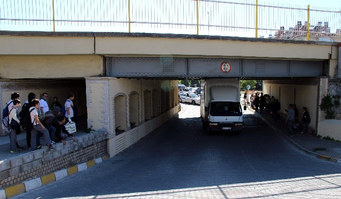 Yüksekliği hesap edemeyen kamyonet alt geçitte sıkıştı