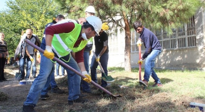 Fabrika'da genel müdür okulda hizmetli ve çöpçü