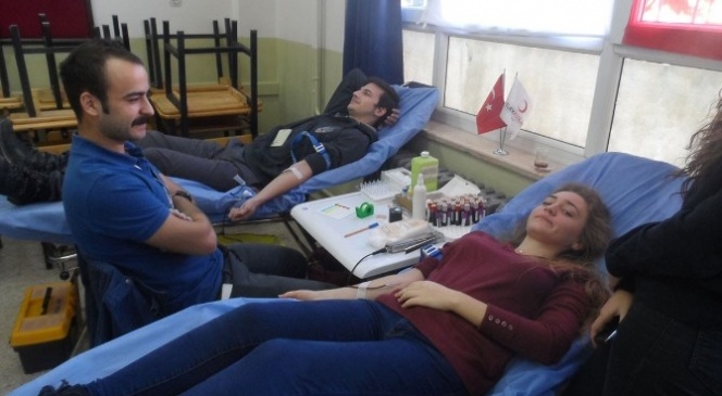 Liseli gençler kan bağışladı