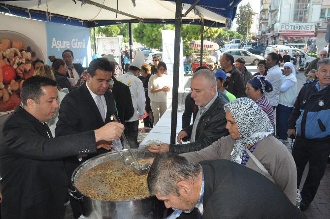 Kuşadası Belediyesi 5 bin kişiye aşure dağıttı